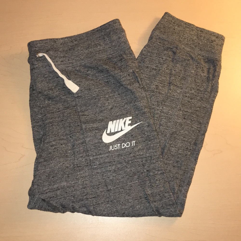 women's Nike cropped joggers size medium gray